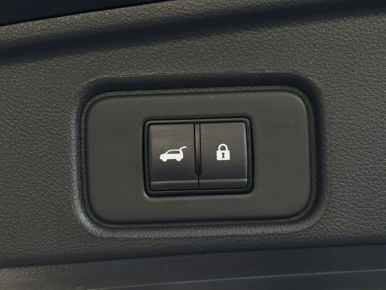 Used 2025 Nissan Pathfinder SV image 27