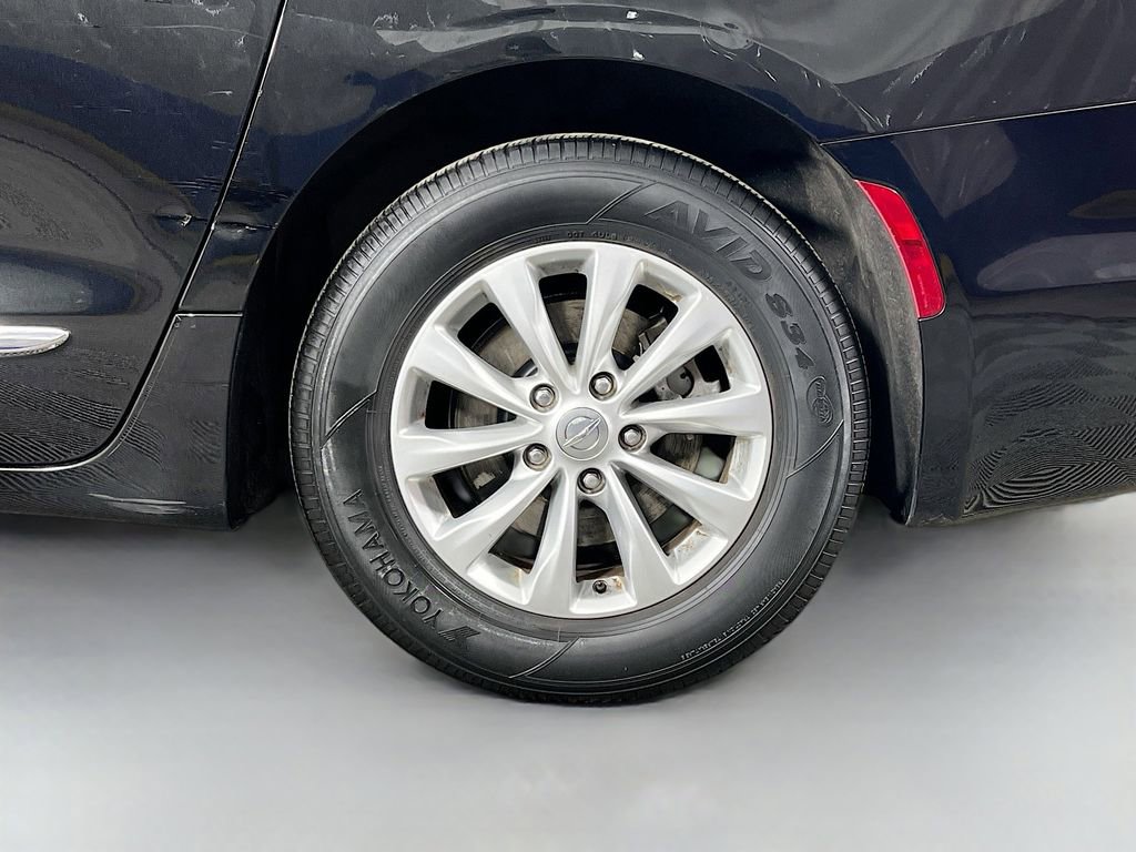 Used 2019 Chrysler Pacifica Touring-L w/ Advanced Safetytec Group FWD image 32