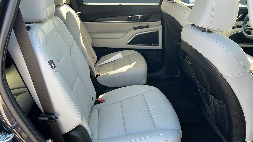 Used 2025 Kia Telluride EX w/ EX Captain's Chair Package image 8