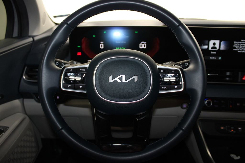 Used 2025 Kia Carnival EX image 18