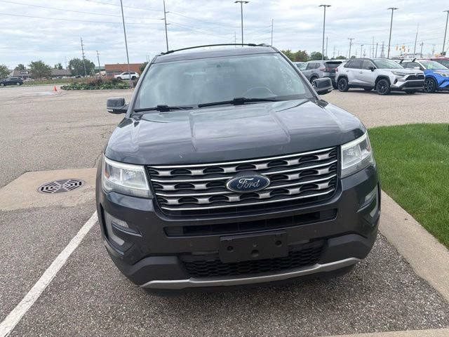 Used 2017 Ford Explorer XLT AWD/4WD image 3