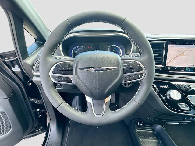 Used 2025 Chrysler Pacifica Select w/ Uconnect Theater Family Group FWD image 11