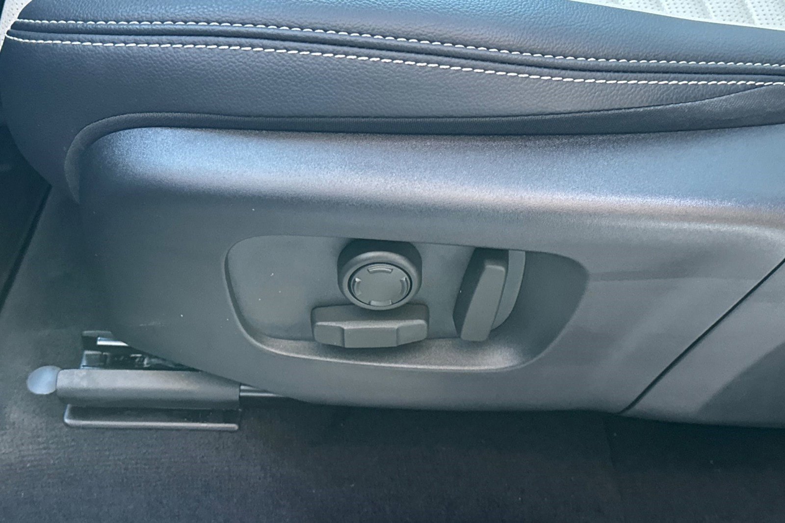 Certified 2025 Land Rover Discovery Sport Dynamic SE image 17