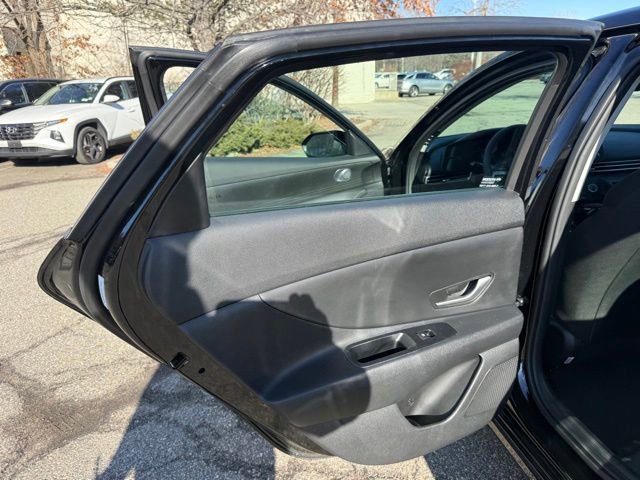 Certified 2025 Hyundai Elantra SE image 38