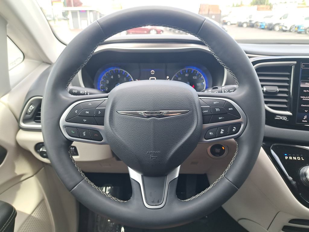 Used 2023 Chrysler Pacifica Touring-L FWD image 19