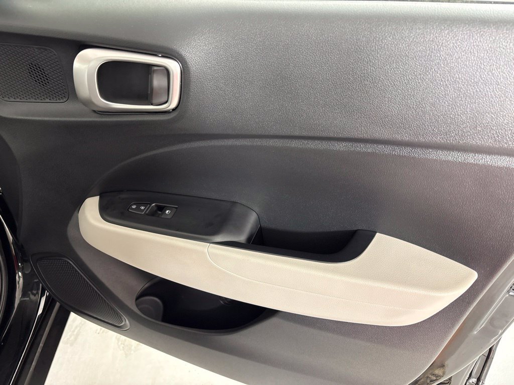 Used 2025 Hyundai Venue SEL FWD image 15