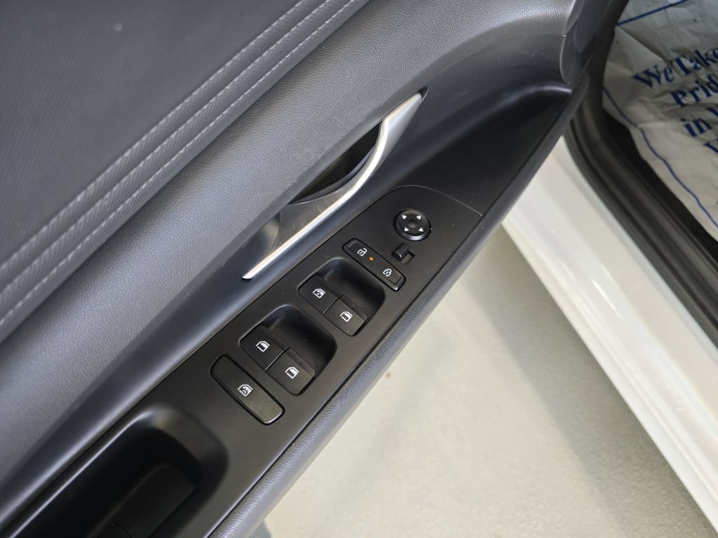Certified 2024 Hyundai Elantra Limited FWD image 12