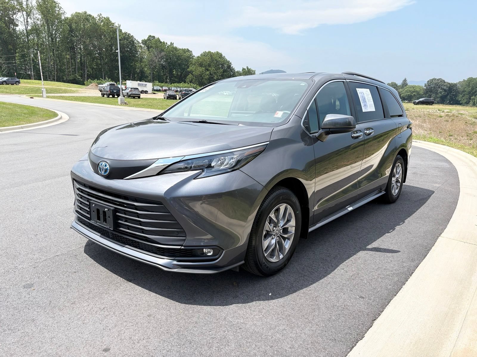 Used 2025 Toyota Sienna XLE FWD image 3