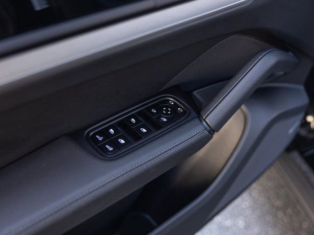 Certified 2025 Porsche Cayenne image 38