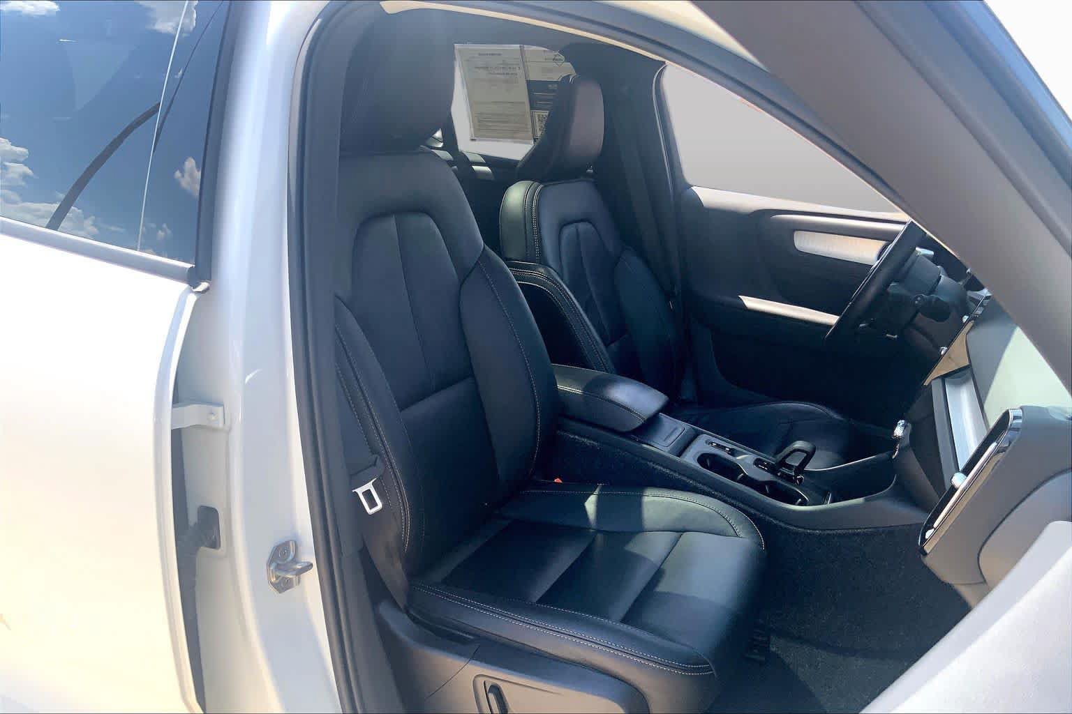 Used 2022 Volvo XC40 T5 Momentum AWD/4WD image 9