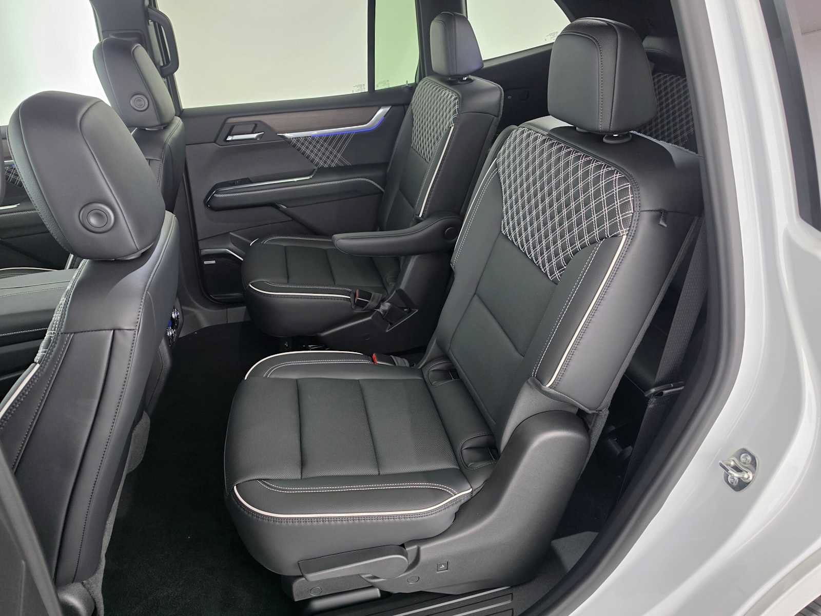 New 2027 GMC Acadia Denali w/ LPO, Black Badging Package FWD image 19