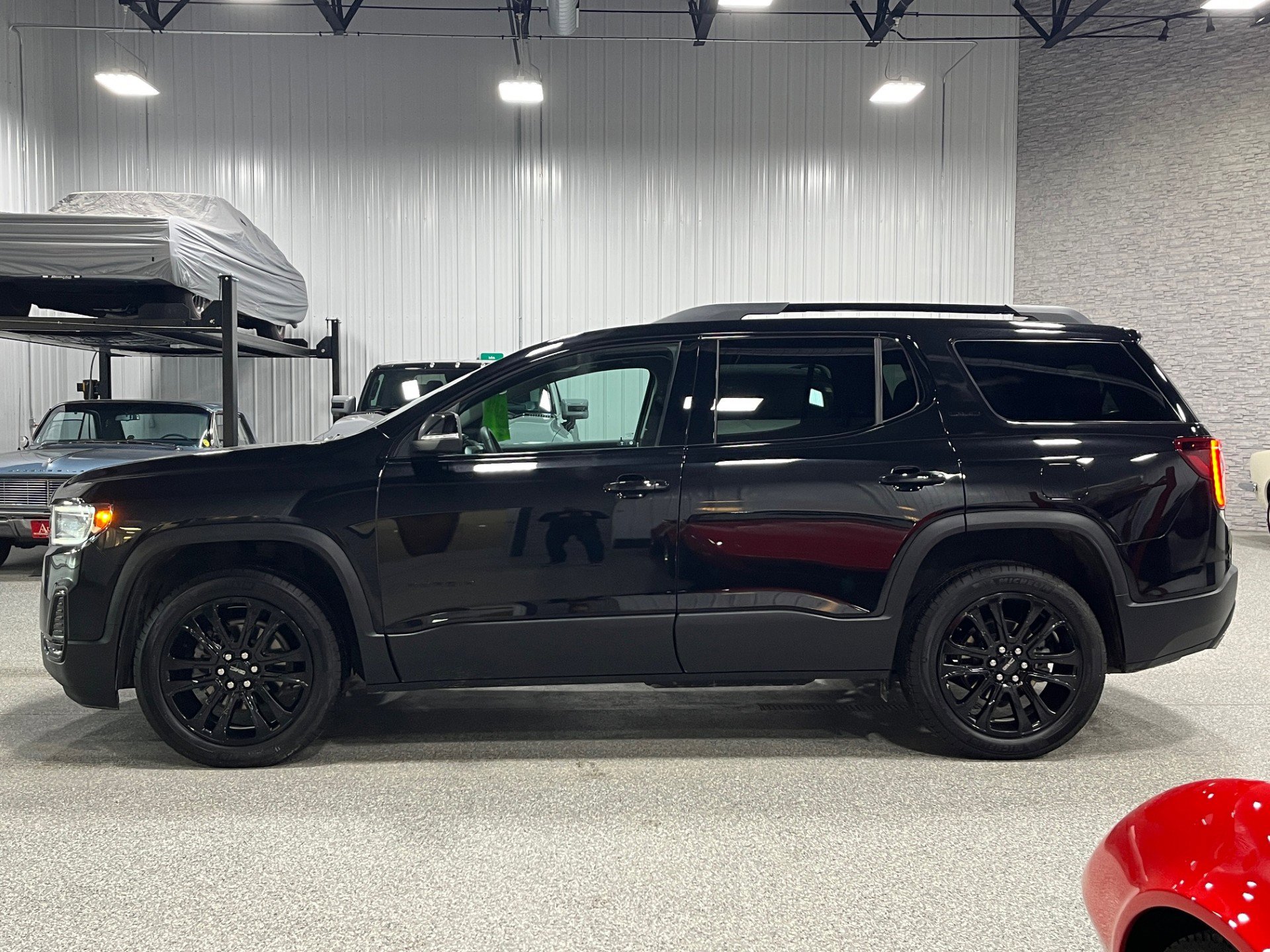 Certified 2023 GMC Acadia SLE w/ Driver Convenience Package image 2