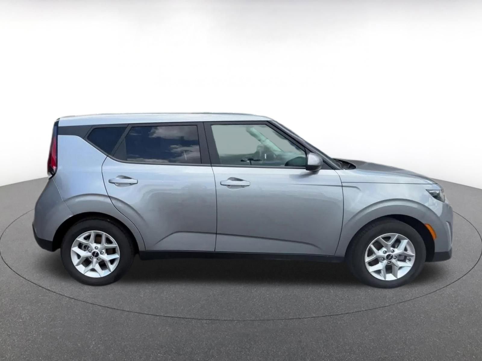 Used 2025 Kia Soul LX w/ LX Technology Package FWD image 16