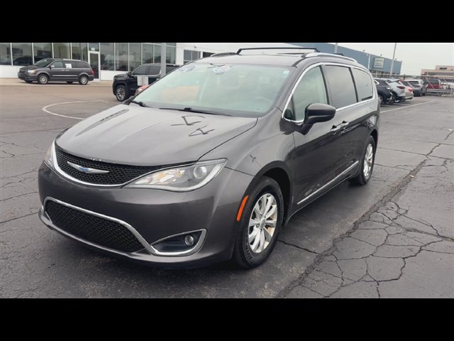Used 2018 Chrysler Pacifica Touring-L Plus FWD image 4