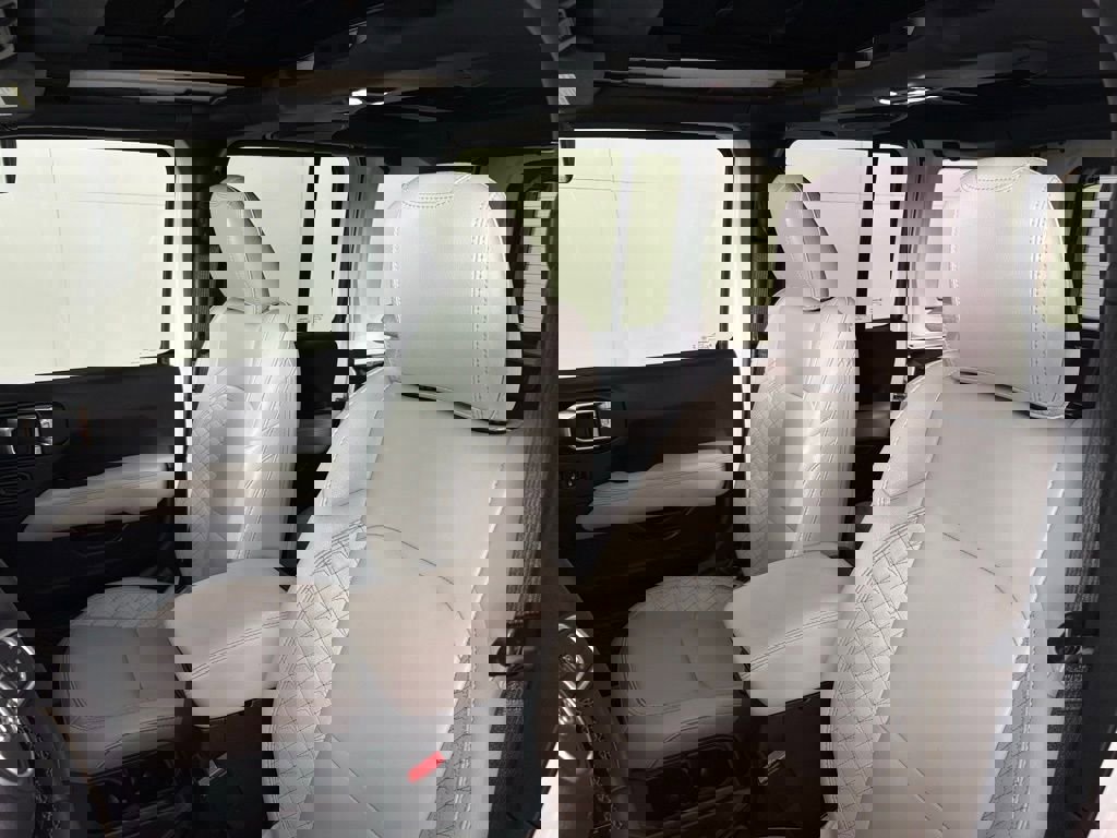 Used 2023 Jeep Wrangler Unlimited Sahara image 17