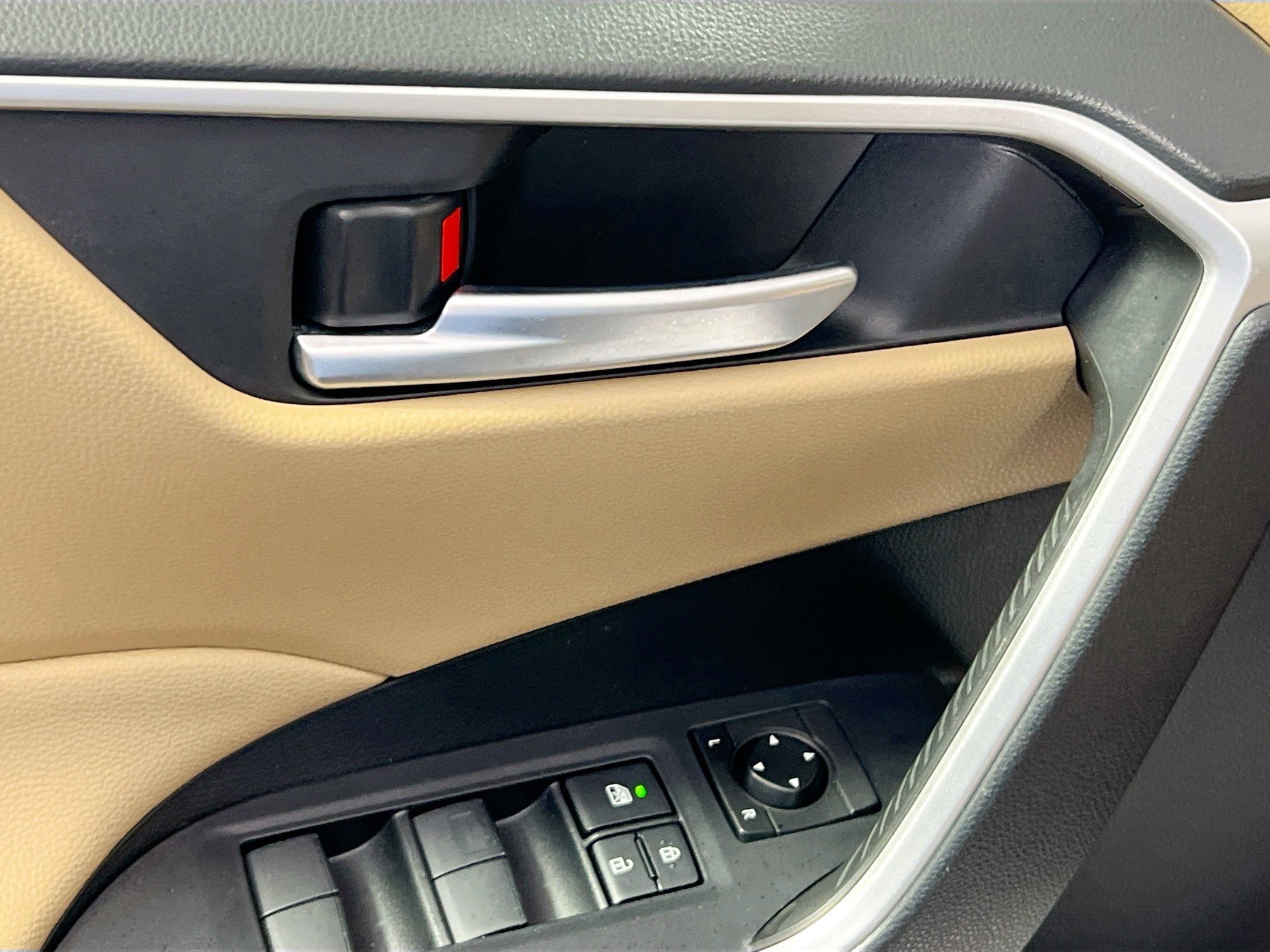 Used 2020 Toyota RAV4 XLE w/ Convenience Package image 16