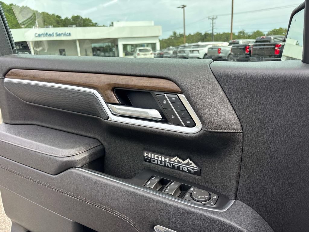 Used 2025 Chevrolet Silverado 1500 High Country AWD/4WD image 24