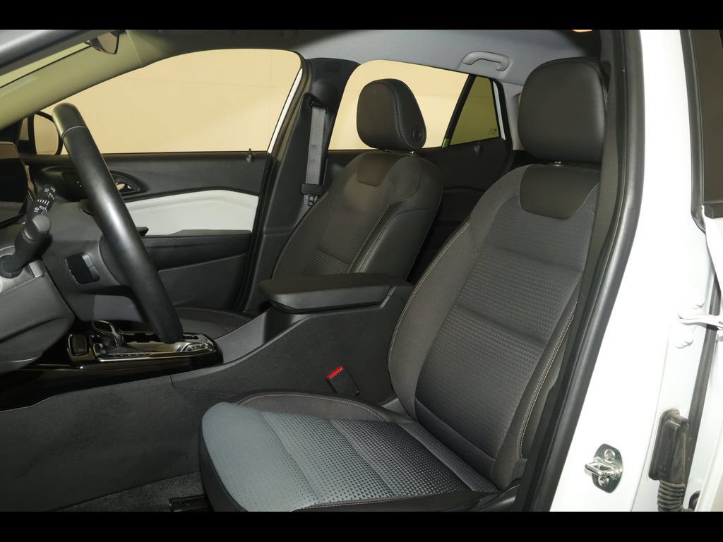 Certified 2025 Chevrolet Trax LT w/ LT Convenience Package FWD image 14