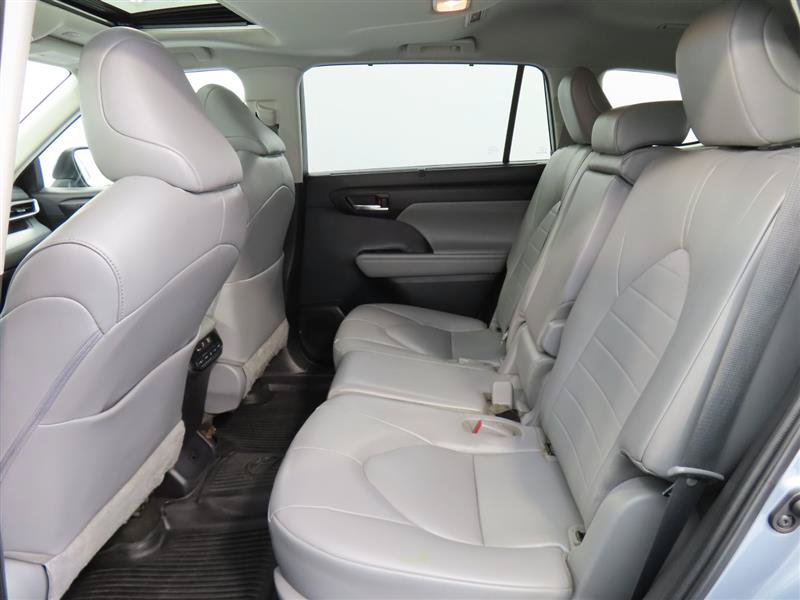 Used 2023 Toyota Highlander XLE FWD image 28