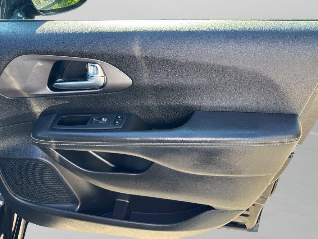 Used 2025 Chrysler Pacifica Select FWD image 29