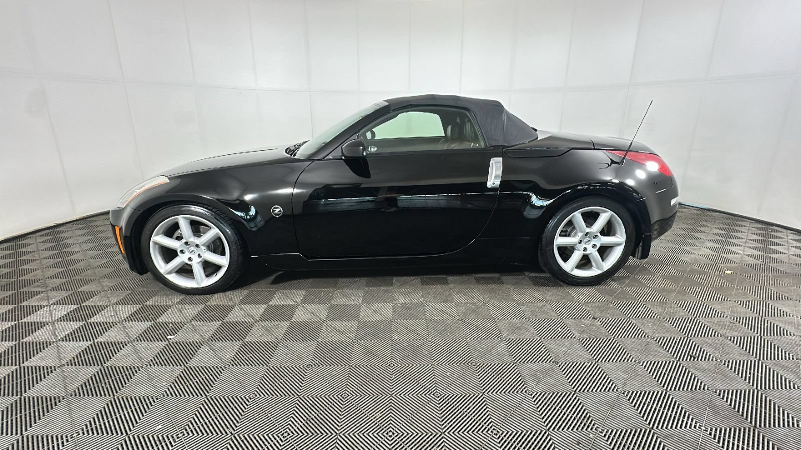 Used 2004 Nissan 350Z Touring RWD image 7