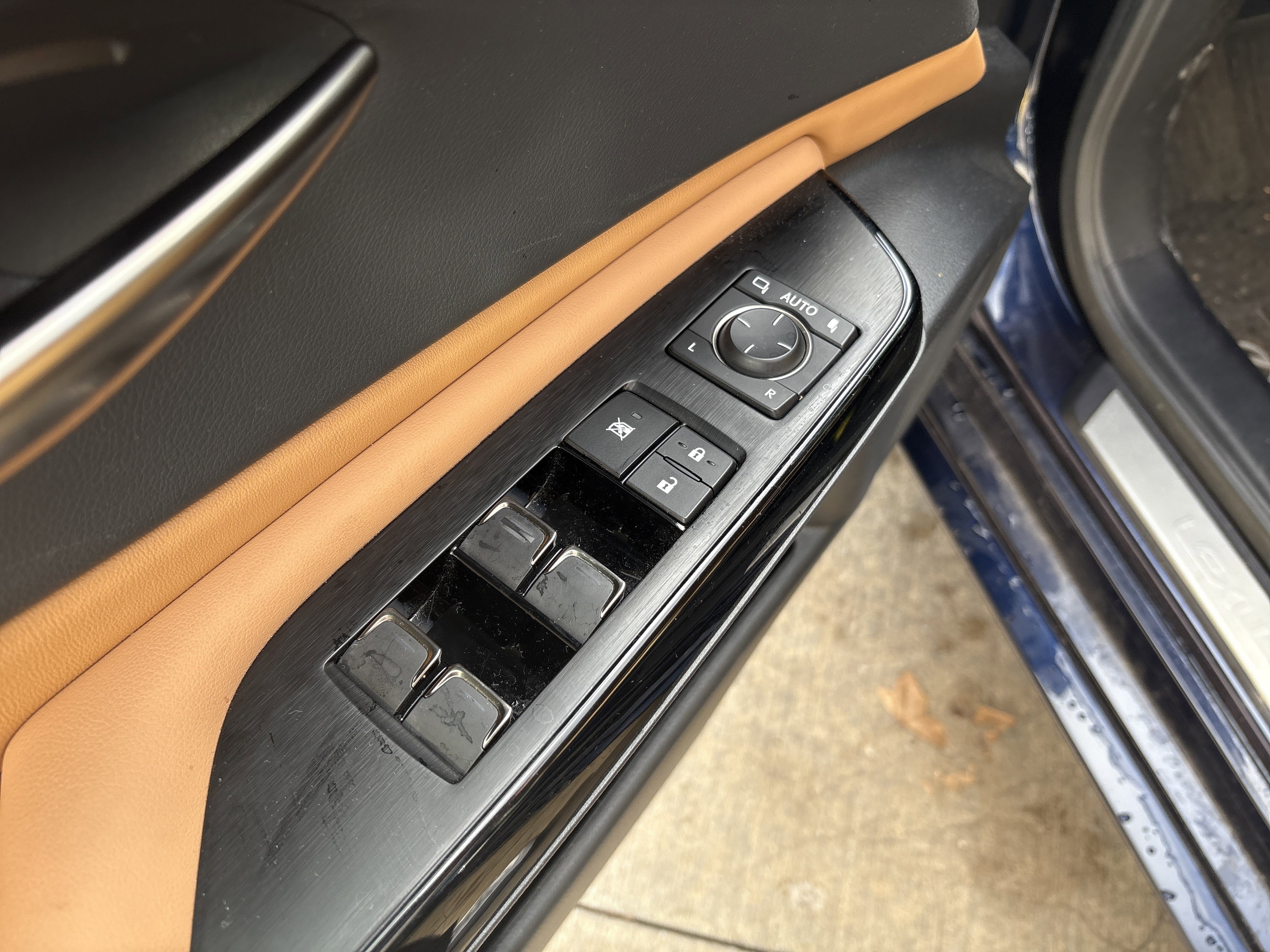 Certified 2025 Lexus ES 350 w/ Premium Package image 15