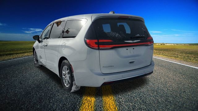 Certified 2024 Chrysler Pacifica Touring-L FWD image 28