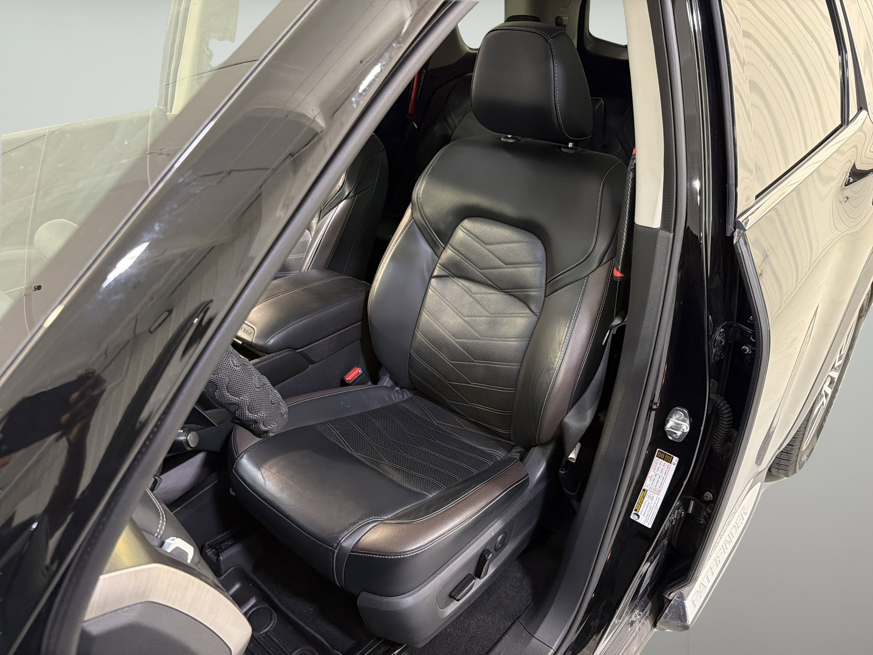 Used 2022 Nissan Pathfinder Platinum w/ Cargo Package FWD image 10