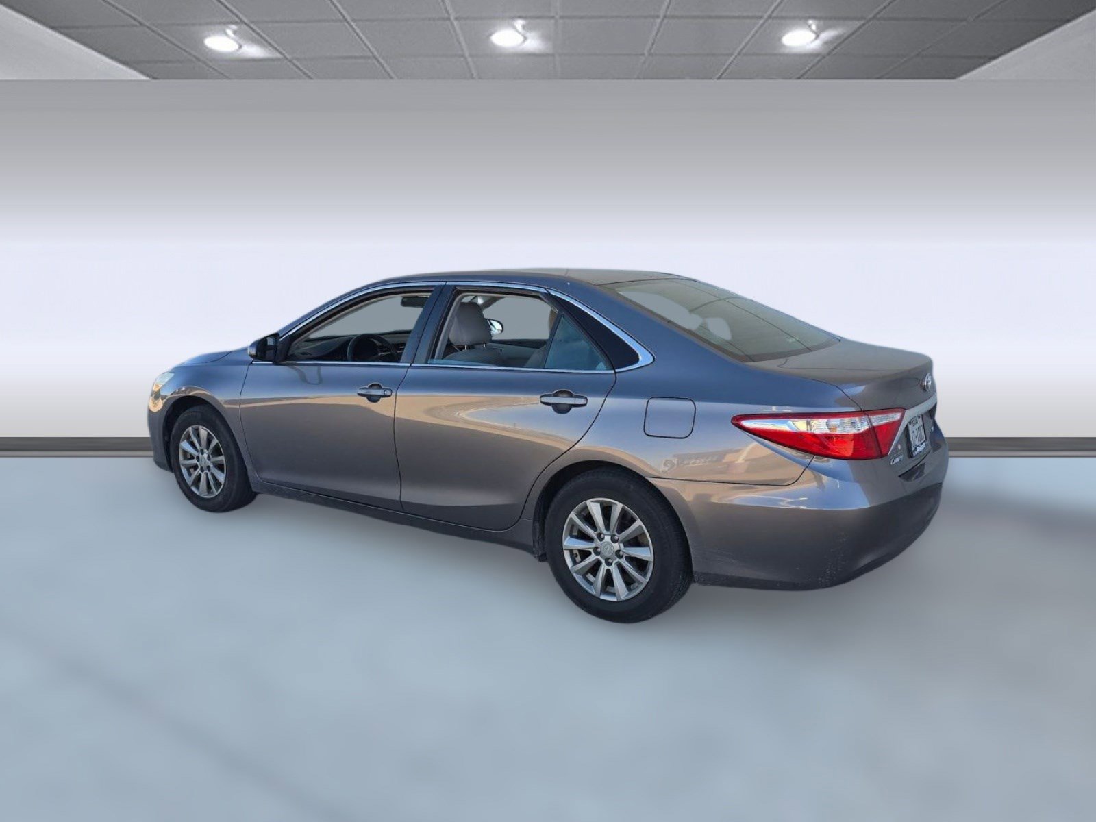 Used 2015 Toyota Camry LE image 3