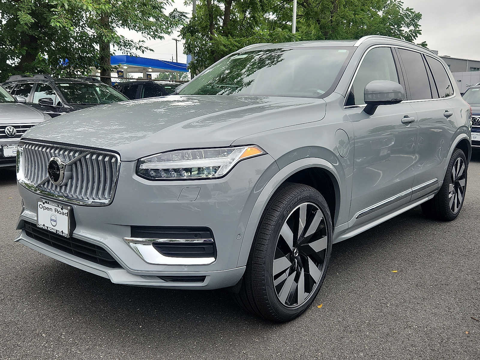 Certified 2025 Volvo XC90 T8 Plus w/ Protection Package AWD/4WD image 3