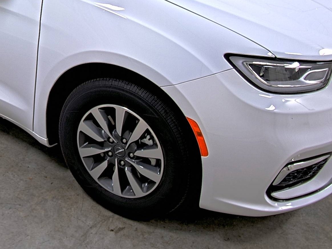 Used 2024 Chrysler Pacifica Select image 14