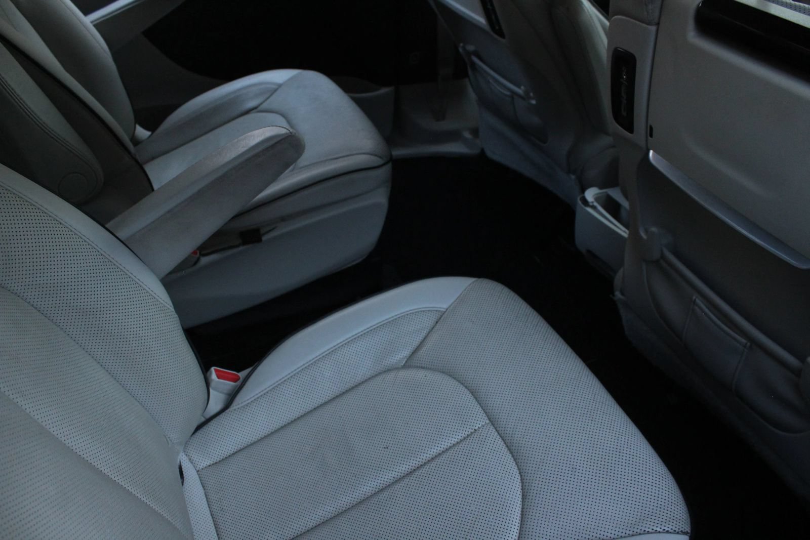 Used 2021 Chrysler Pacifica Limited w/ Uconnect Theater Family Group FWD image 23