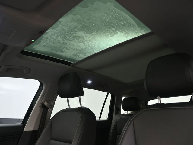 Used 2021 Volkswagen Tiguan SE w/ Panoramic Sunroof Package FWD image 2