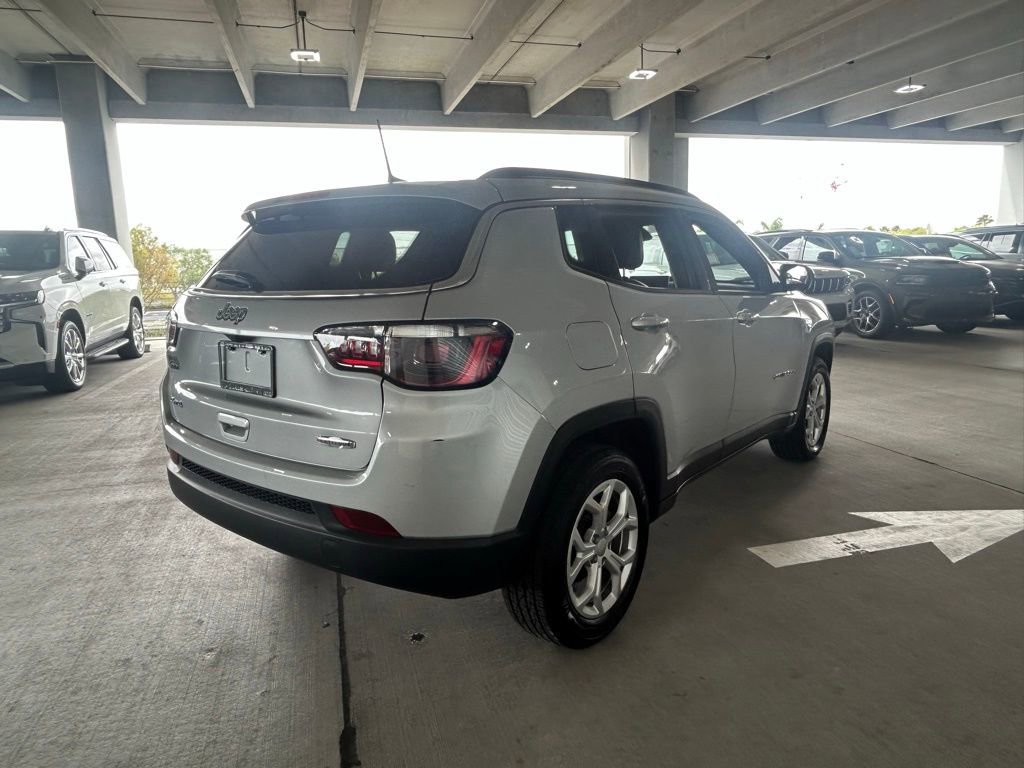 Used 2024 Jeep Compass Latitude AWD/4WD image 4