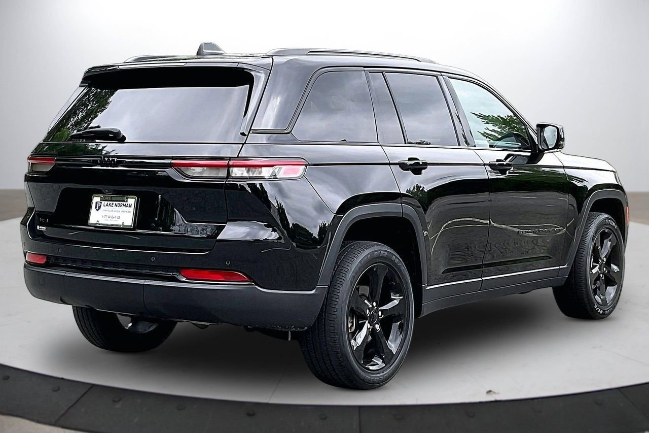 Used 2023 Jeep Grand Cherokee Altitude AWD/4WD image 9