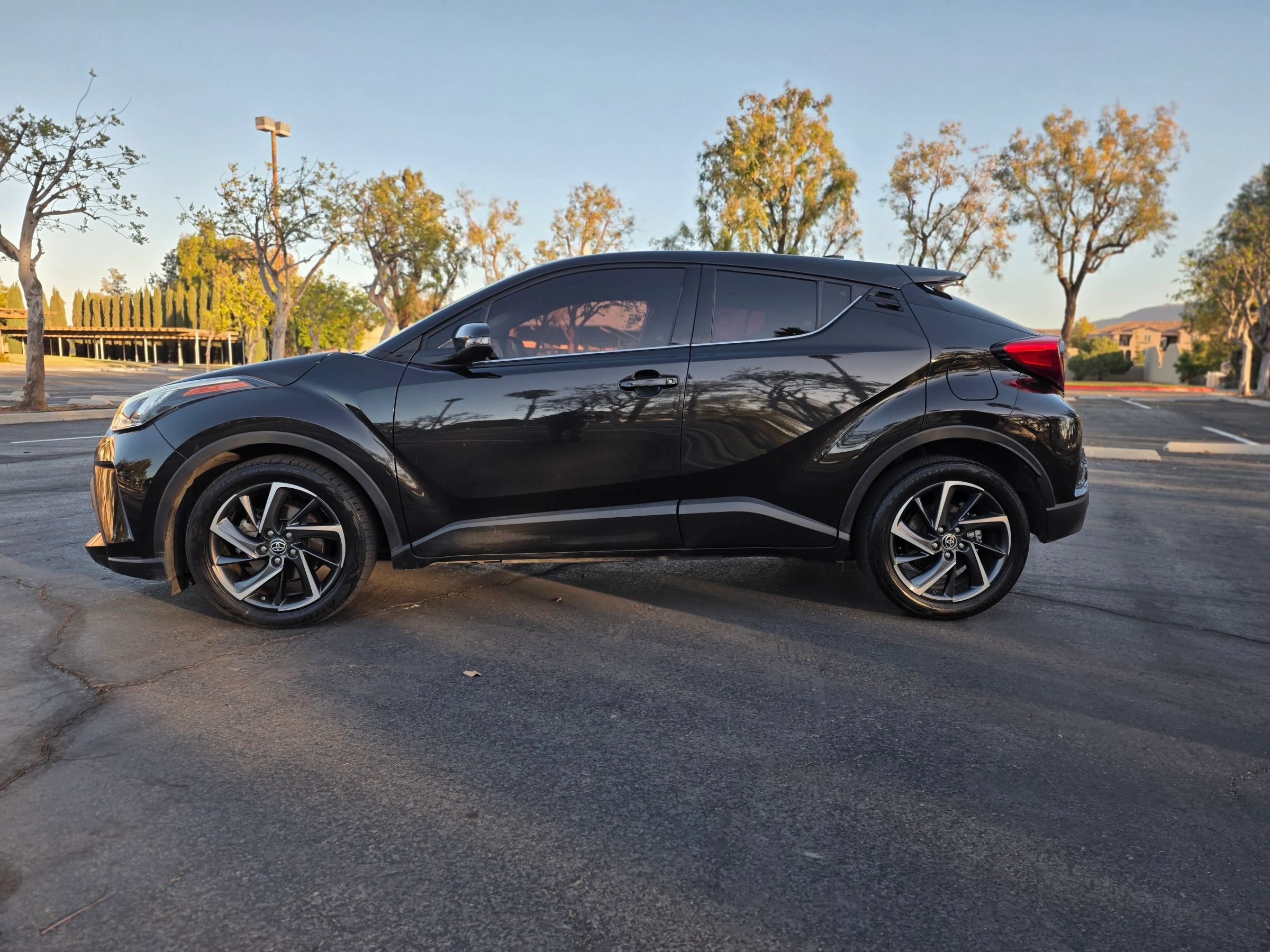 Used 2022 Toyota C-HR Limited FWD image 5