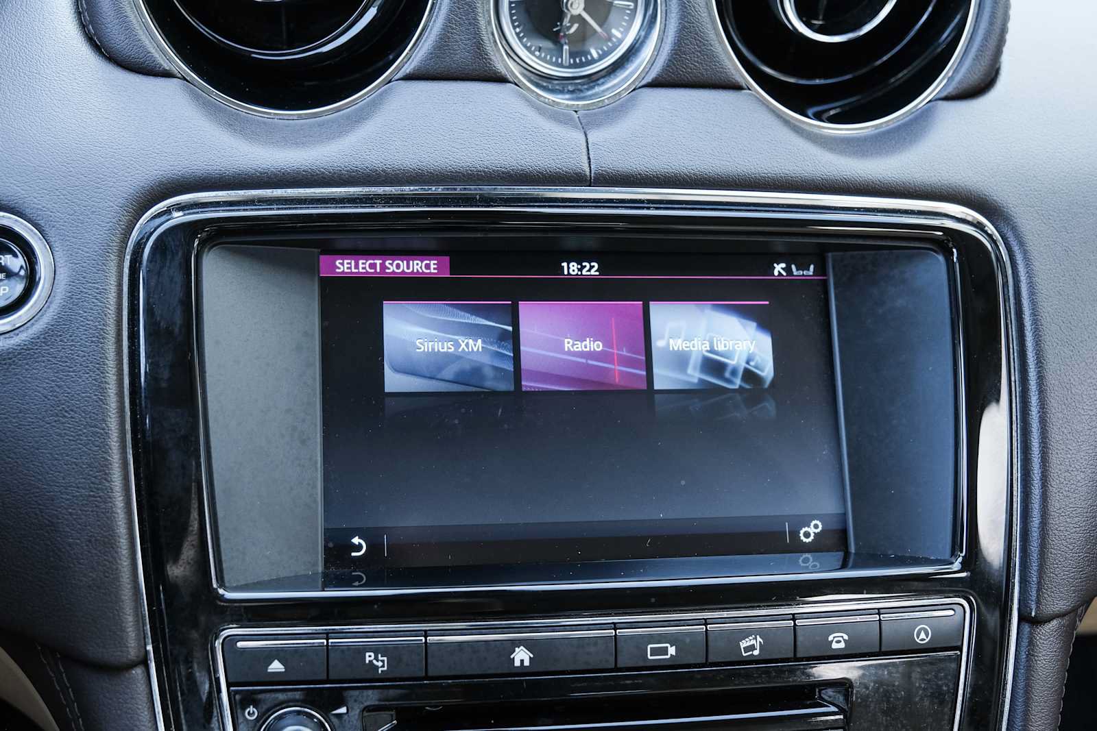 Used 2017 Jaguar XJ R-Sport RWD image 43