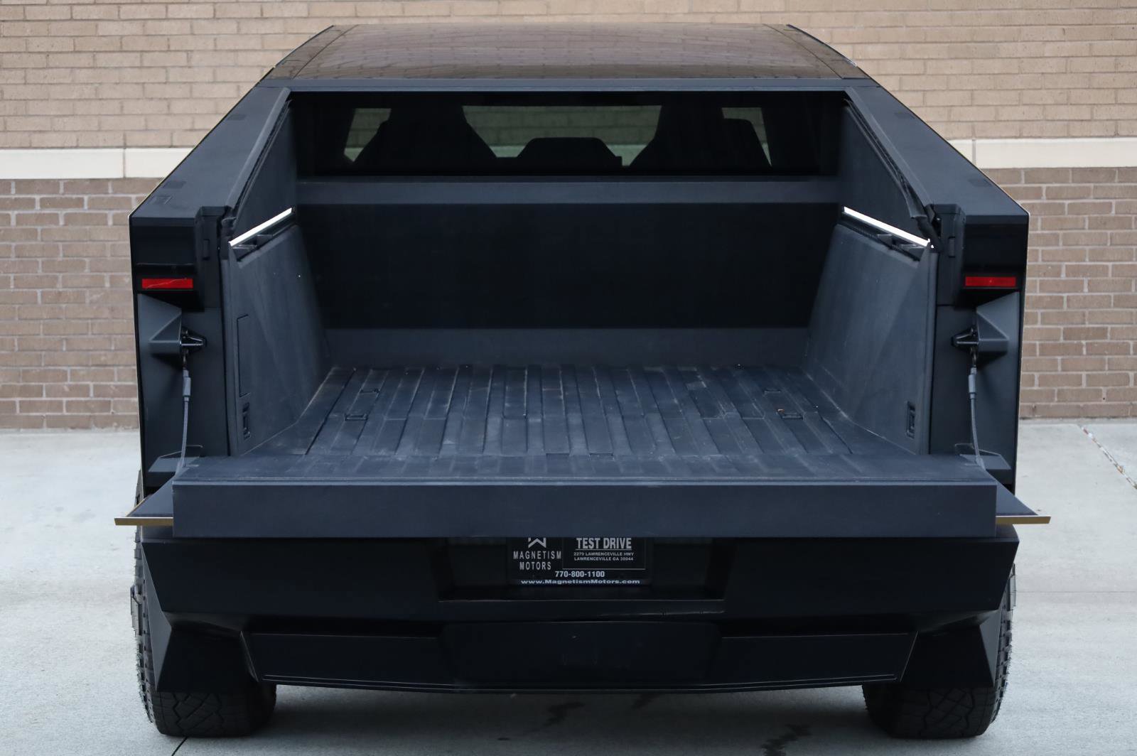 Used 2024 Tesla Cybertruck AWD Crew Cab image 11