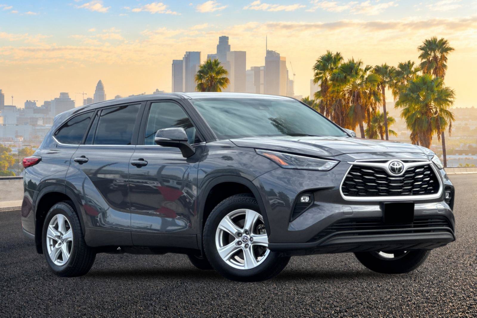 Used 2023 Toyota Highlander LE AWD/4WD image 2