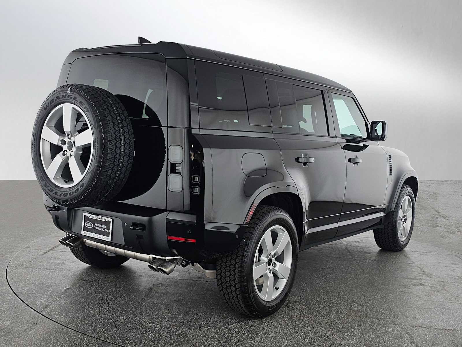 New 2026 Land Rover Defender 110 X-Dynamic SE image 3