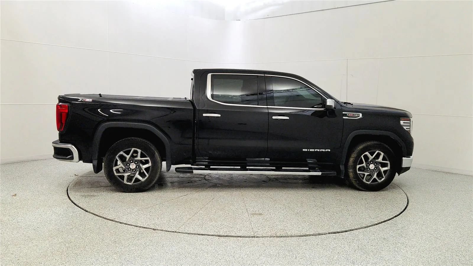Used 2023 GMC Sierra 1500 SLT w/ SLT Premium Plus Package AWD/4WD image 8