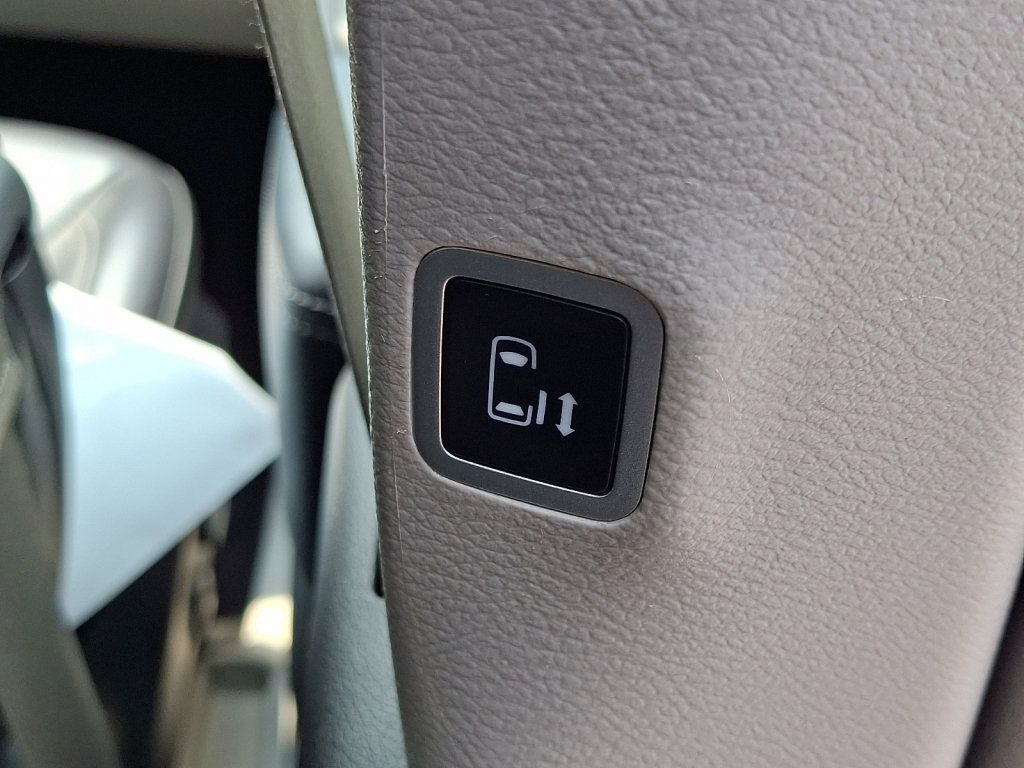 Used 2023 Chrysler Pacifica Touring-L w/ Uconnect Theater Family Group FWD image 15