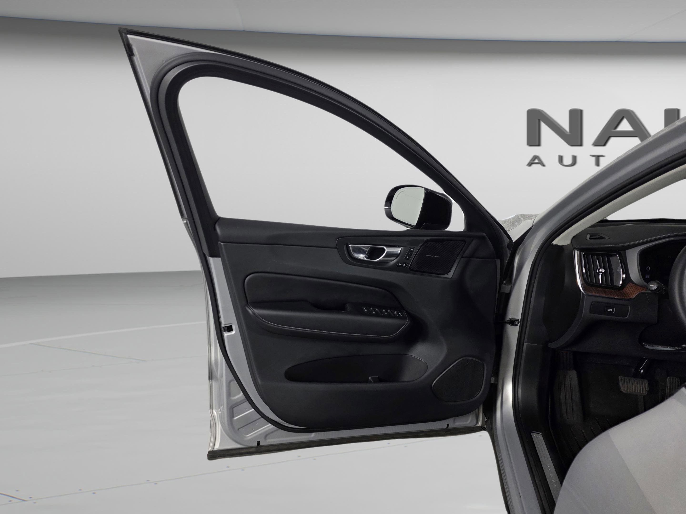 Used 2023 Volvo XC60 B6 Ultimate w/ Protection Package Premier image 25