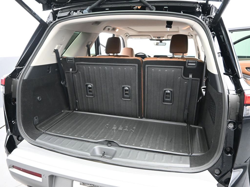 Used 2025 Nissan Pathfinder Platinum image 11