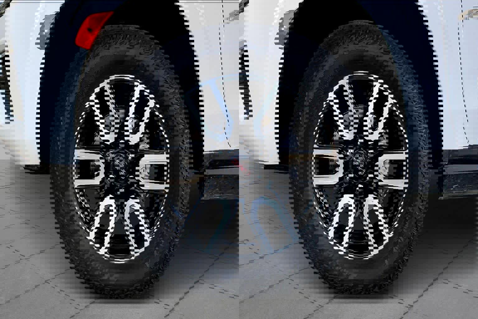 Used 2024 GMC Yukon AT4 w/ AT4 Premium Package image 10