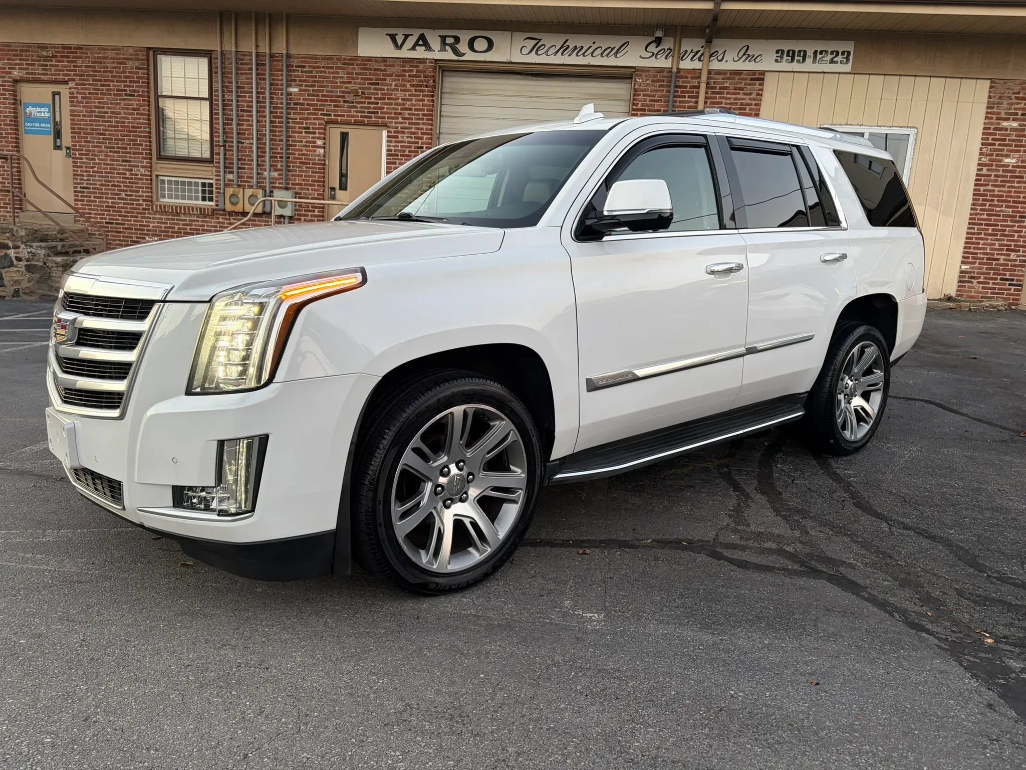 Used 2016 Cadillac Escalade Luxury AWD/4WD image 1
