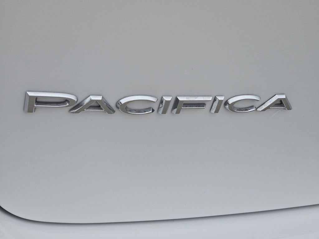 Used 2024 Chrysler Pacifica Touring image 11
