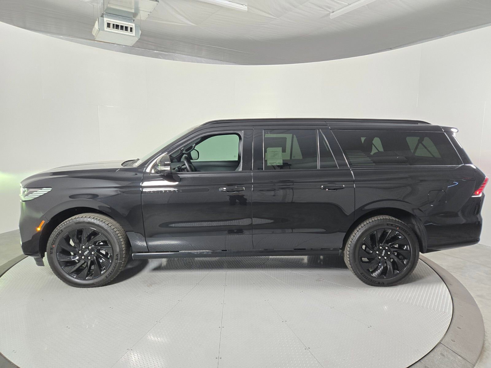 New 2026 Lincoln Navigator L Reserve w/ Jet Appearance Package AWD/4WD image 8