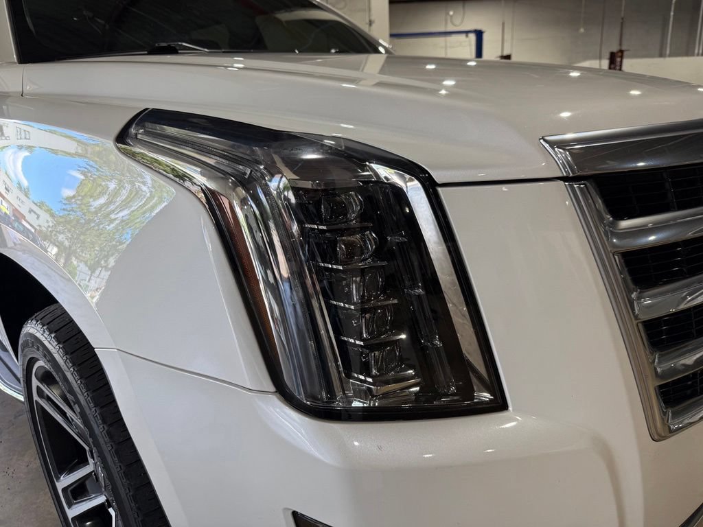 Used 2020 Cadillac Escalade Luxury AWD/4WD image 17