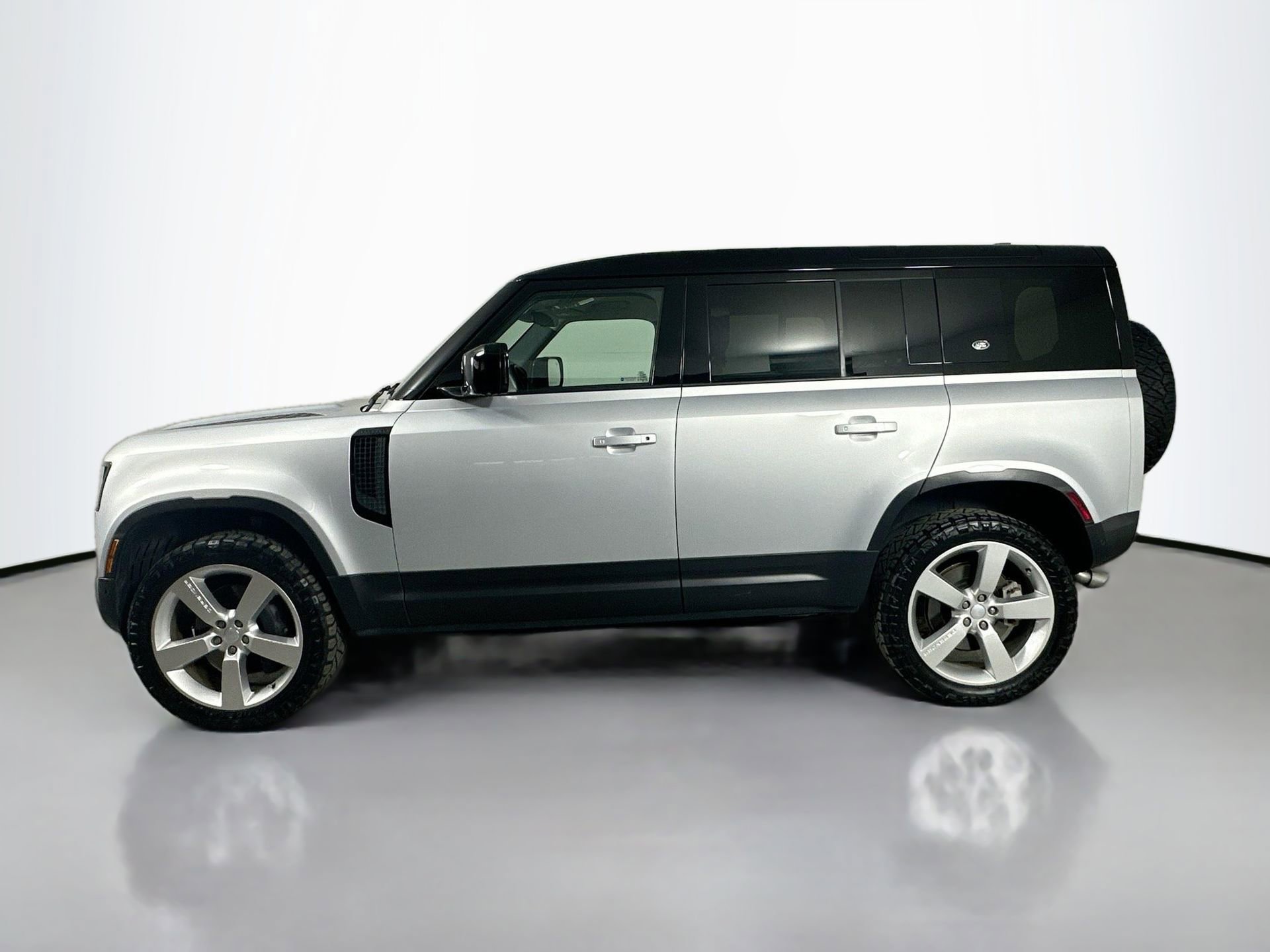 Used 2024 Land Rover Defender 110 SE image 9